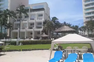 Image de Casa con jardĂn frente a la playa Playa diamante, reformada