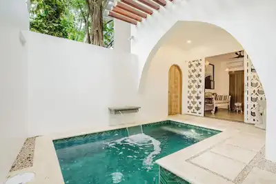 Elegant 2br/3ba, Private Pool, close to the beach!