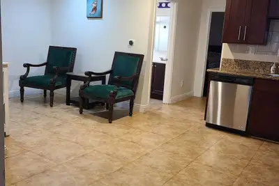 Image de Cozy Cottage, 2-bedroom duplex in delightful Beach City with WiFi, Ac