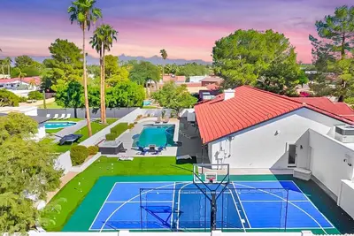 Image de Pickleball-Basketball-HeatedPool-Spa-2 Primary BRs