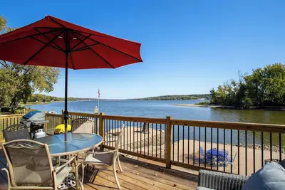 Image de Unbeatable Mississippi River Views on the river. 2 bed 1 bath Bettendorf