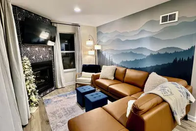 Image de New! ! Misty Mountain Hideout: Ski in/ski out 2nd fl. corner unit in Black Bear