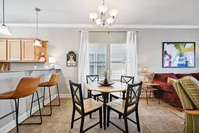 Image de Charming 3-bedroom Gated Garden house in Covington with Pool