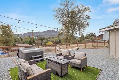 Image de Hot Tub, King Bed, Coffee Bar - Walk to town!