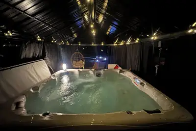 Image de Hot Tub and Pickleball Retreat with a Playground and a Garden