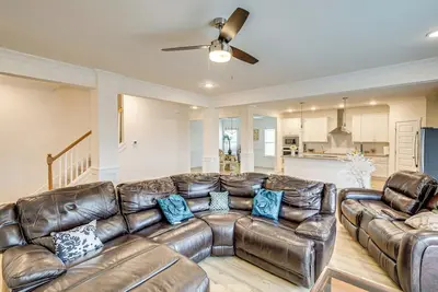 Image de 15 Mi to Dtwn Huntsville: Newly Built Home!