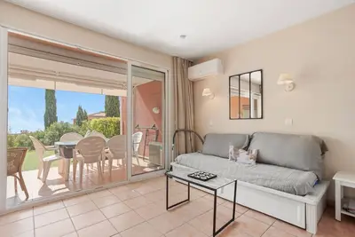 Image de Appartement Rez de jardin vue mer les Issambres avec vue sur mer, piscine partagée et climatisation.