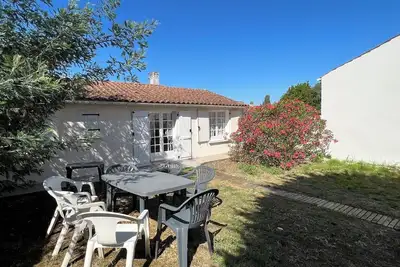 Image de Charmante maison avec jardin, Ă 10 min de la plage, parfaite pour couples ou petites familles