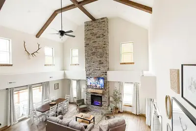 Image de 4-bedroom lodge in Tall Timbers Camp Resort w/ Private Hot Tub! Hollister, Mo