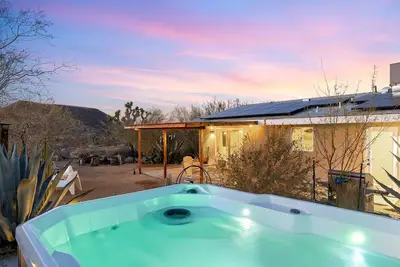Image de Outpost Projects; Hot Tub, Art, Stars, and Views