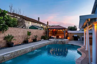 Image de Luxurious 4br Pool House with 2 Master Suites, Near Disney!