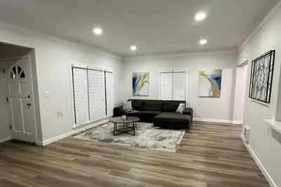 Image de Spacious 4-bedroom townhome in the heart of Beverly Hills