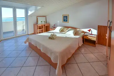 Image de Appartement de deux chambres avec le balcon et la vue sur le mer Mandre, Pag (A-23187-f)