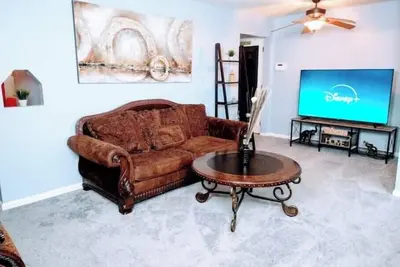Image de \"Spacious 4-Bedroom Oasis, sleeps 11—Perfect Vrbo Getaway Awaits! Book Today! \"