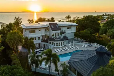 Image de 9k Sf Waterfront Mansion, Pool, Boat Dock, Theater