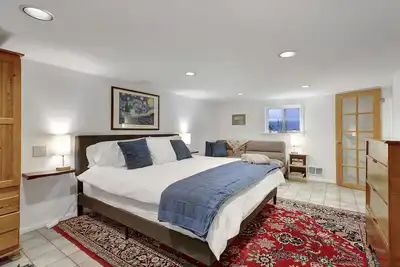 Image de The Heart of Madrona: Versatile Apt + Bonus Studio