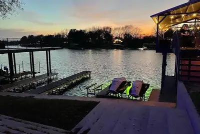 Image de Lubinberry Lakeside- Waterfront, hot tub, kayaks