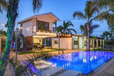 Image de 3-Bedroom Villa Oasis by the Sea: Infinity Pool, Ac, WiFi & Award-Winning Garden