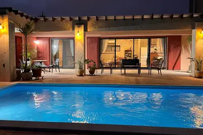 Image de Standard from 2 nights with full-day car rental Toyota Voxy 8 Passenger Pool Villa for rent