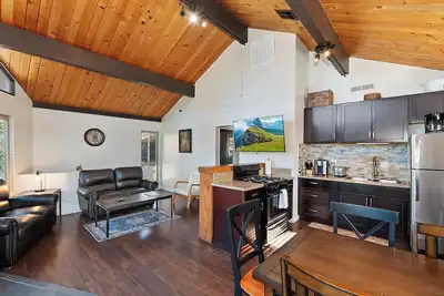 Image de Goldmine Cabin By Destination Big Bear:Walking Distance to Bear Mountain! Hot Tub! Ski and Forest Views!