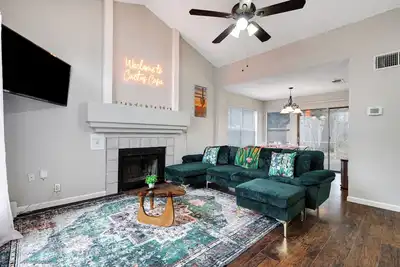 Image de Nr Sea World | WiFi Games | Yard | Pets | Parking