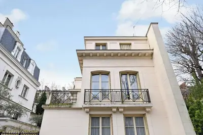 Image de A true haven of piece near Arc de Triomphe and Champs-Élysées