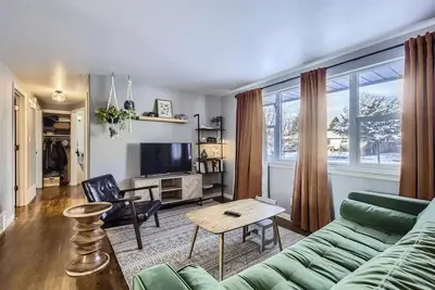 Image de 3 Bed Family Home w\/Yard &Parking