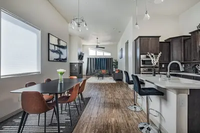 Image de Modern Home w/4br Next to Netflix, Airport, Casino