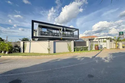 Image de Modern cosy 2Bd Apartment in Serene Roma park with 24\/7 Power WiFi and Ac
