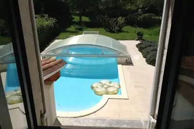 Image de Maison familiale de campagne au bord d'une rivière avec piscine