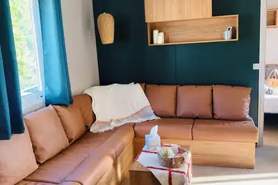 Image de Grand mobilhome Xxl, 8 places, tout équipé, très bien situé au bord de l'eau.