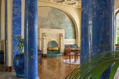 Image de Suite Victoria climatisée dans l'ancien Palace Le Splendide. Parking privé.