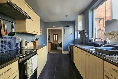 Image de Maison-Salle de bain privée séparée-en Ville-Vue sur Jardin