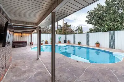 Image de Ttu is 4 miles, 3Bd/2Ba with Pool/Hot Tub -\"That Peaceful, Easy Feeling\"