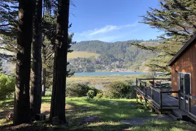 Image de Beautiful home w/sweeping estuary & water views, private gas grill & wood stove