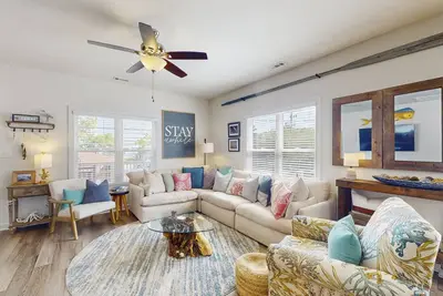 Image de Charming 3br home with Elevator, Wifi, Full Kitchen, and 1 block from the Beach