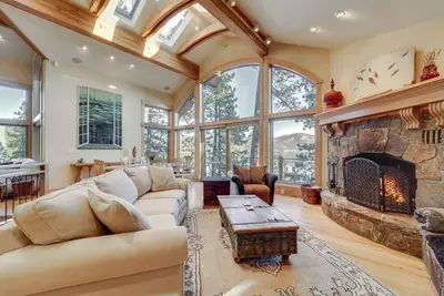 Image de Mountain view house with deck, fireplaces, steam shower & views into lake