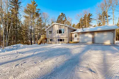 Image de Cozy tree-lined home located near town, lakes, walking & bike trails, w/ firepit
