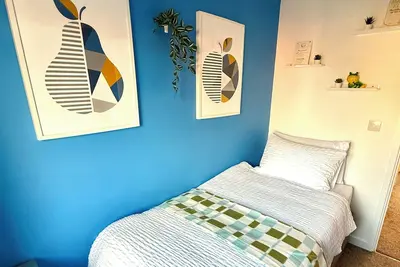 Image de Newly Built 3br Gem:King Beds, Fast Wi-Fi, Free Parking, Close to Airport & City