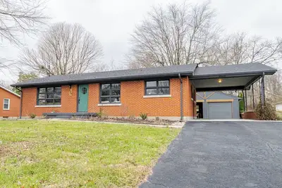 Image de Down the stretch Cozy 3 bedroom in Elizabethtown, Ky with outdoor living area