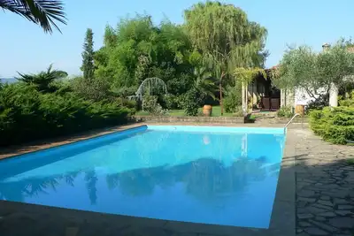 Image de Villa in grande parco con piscina