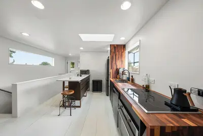 Image de New Luxe Modern Bright Open Floor Plan. Superb Location. Walk to everything.