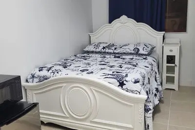 Image de Centrally located 2-bedroom and 1-bathroom in Little Havana, Miami with Ac c4yc5