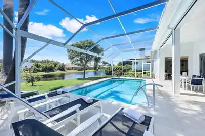 Image de New! Bahama Breeze- Luxury Home, Salt Water Pool/Hot Tub! 3 miles from Bonita Beach!