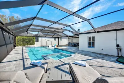 Image de Stunning! Barefoot Breeze - Brand New Pool with Putting Green! Waterfront with Boat Dock!