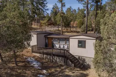 Image de Serenity Hideaway, Charming 2bd/1ba cabin with WiFi, Ac, close to shops