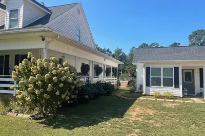 Image de Charming farmhouse bungalow in VanWyck, Sc