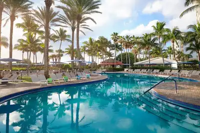 Image de Marriott Ocean Pointe is a luxurious oceanside resort just steps from the beach.