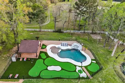 Image de The Lux at West Ln Event & Stay- Pool, Golf, Pickleball, Fire Pit, Gazebo & more