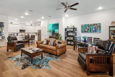 Image de New Penthouse Rooftop Deck w/ views of Stadiums. Lux Extras, private garage & gated